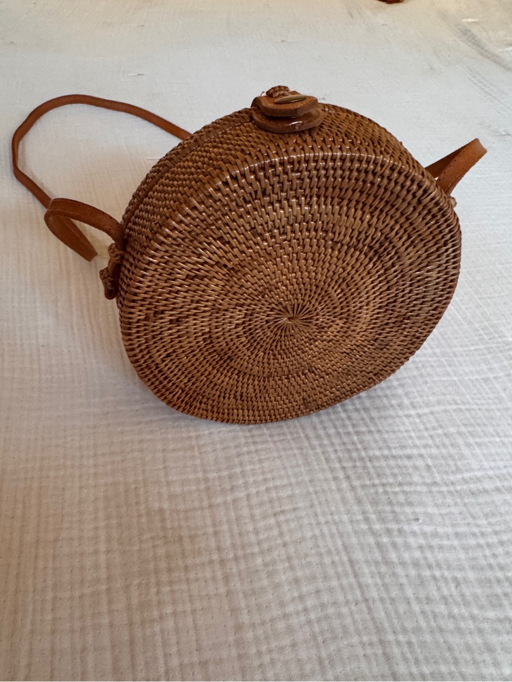Wicker round purse with leather closure and leather strap